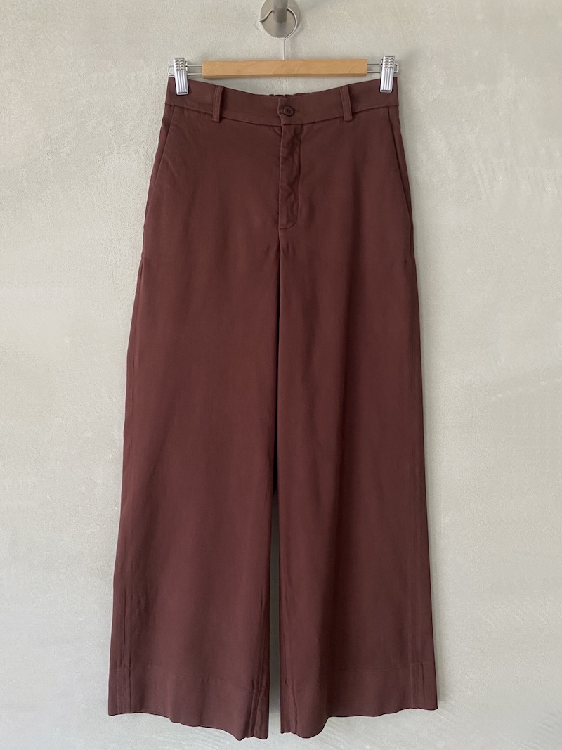 Pantaloni bordeaux in cotone elasticizzato con vita media, passanti, elastico sul dietro e gamba dritta, Barbara Tani.