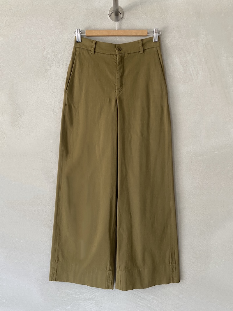 Pantaloni color senape in cotone elasticizzato con vita media, passanti, elastico sul dietro e gamba dritta, Barbara Tani.