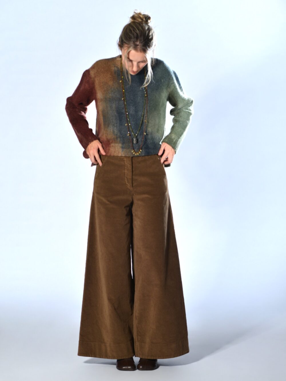 Pantaloni marroni in velluto di cotone elasticizzato con vita alta, elastico sul dietro e gamba larga, Barbara Tani.