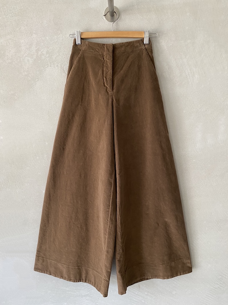Pantaloni marroni in velluto di cotone elasticizzato con vita alta, elastico sul dietro e gamba larga, Barbara Tani.