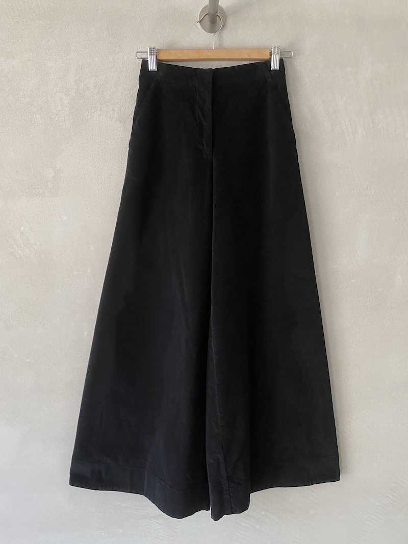 Pantaloni neri in velluto di cotone elasticizzato con vita alta, elastico sul dietro e gamba larga, Barbara Tani.
