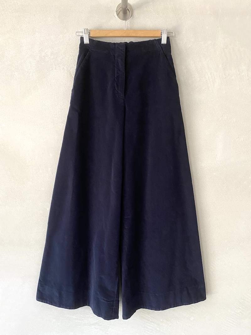 Pantaloni blu in velluto di cotone elasticizzato con vita alta, elastico sul dietro e gamba larga, Barbara Tani.