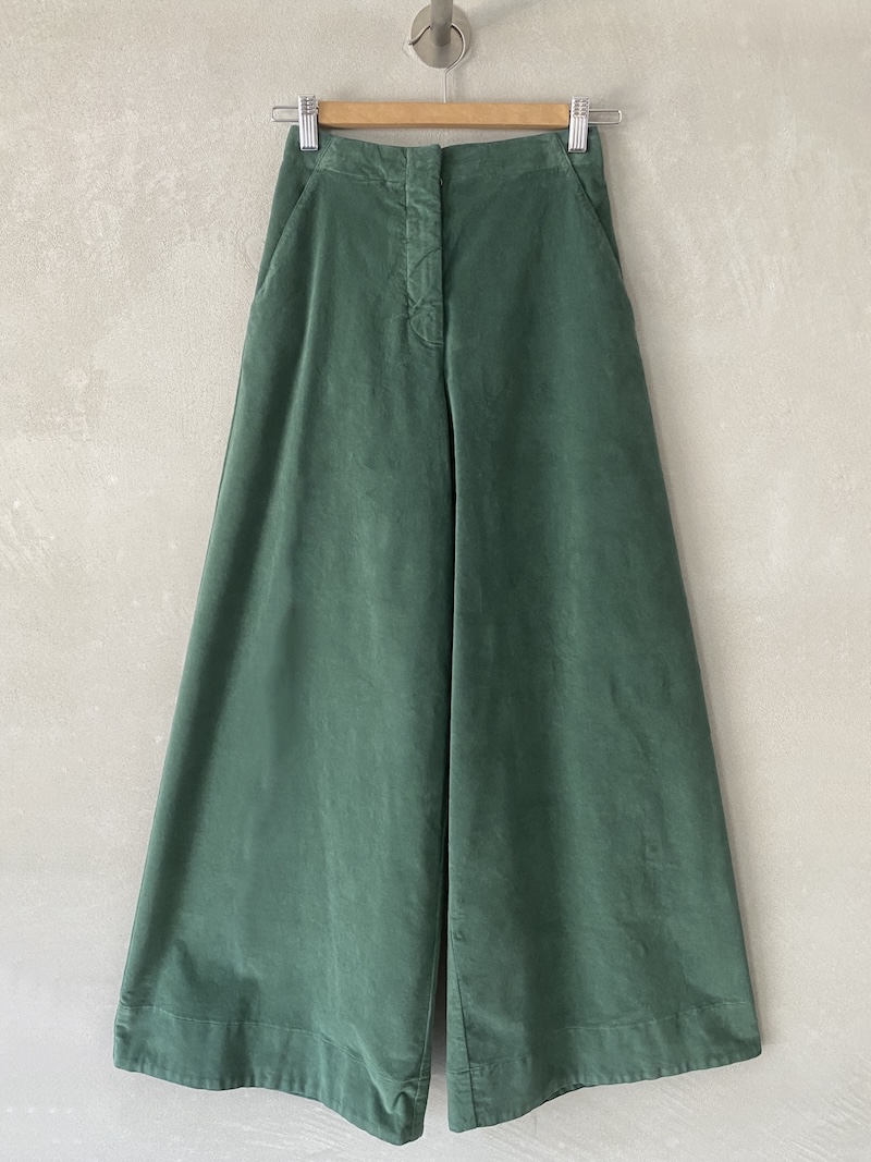 Pantaloni verdi in velluto di cotone elasticizzato con vita alta, elastico sul dietro e gamba larga, Barbara Tani.