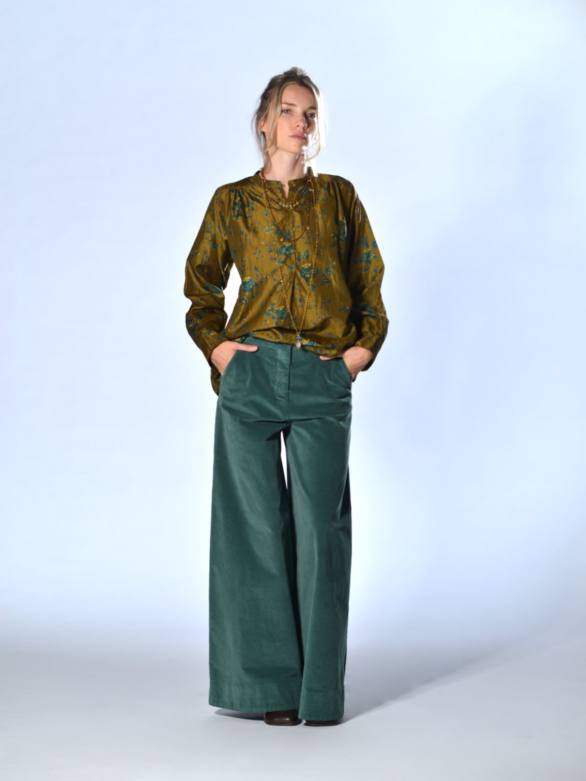 Pantaloni verdi in velluto di cotone elasticizzato con vita alta, elastico sul dietro e gamba larga, Barbara Tani.