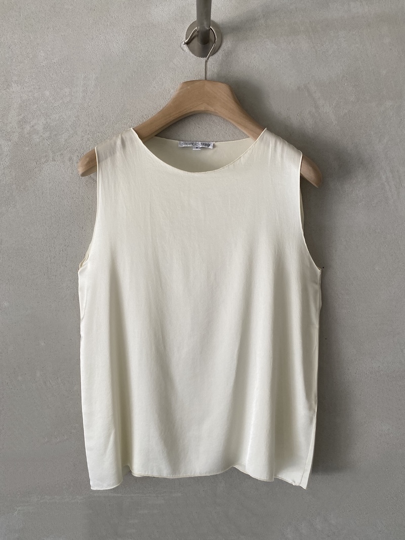 Top bianco senza maniche in raso di seta elasticizzato, con scollo tondo e linea leggermente svasata, Shirt C Zero.