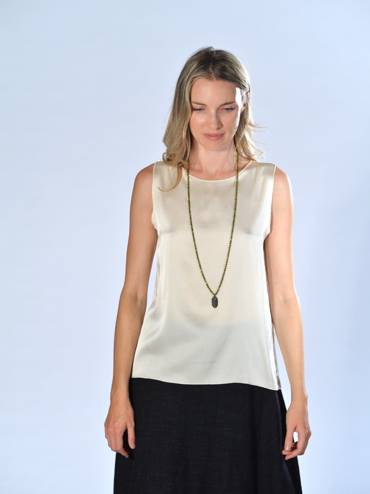 Top bianco senza maniche in raso di seta elasticizzato, con scollo tondo e linea leggermente svasata, Shirt C Zero.