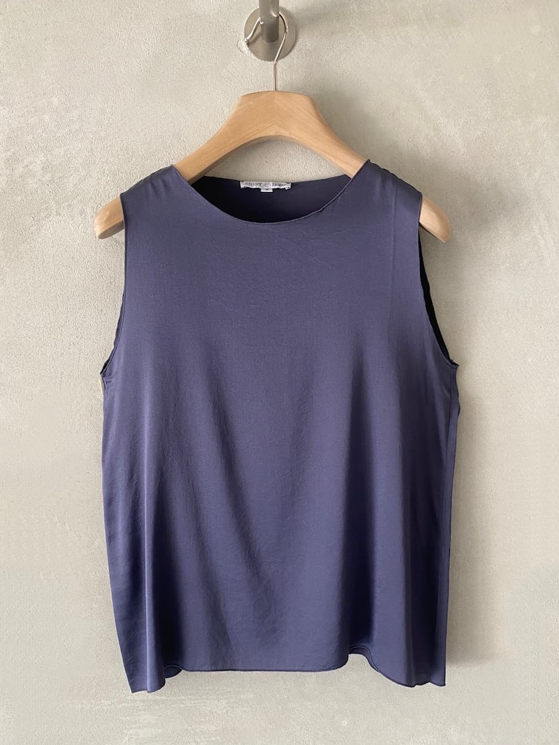 Top blu senza maniche in raso di seta elasticizzato, con scollo tondo e linea leggermente svasata, Shirt C Zero.