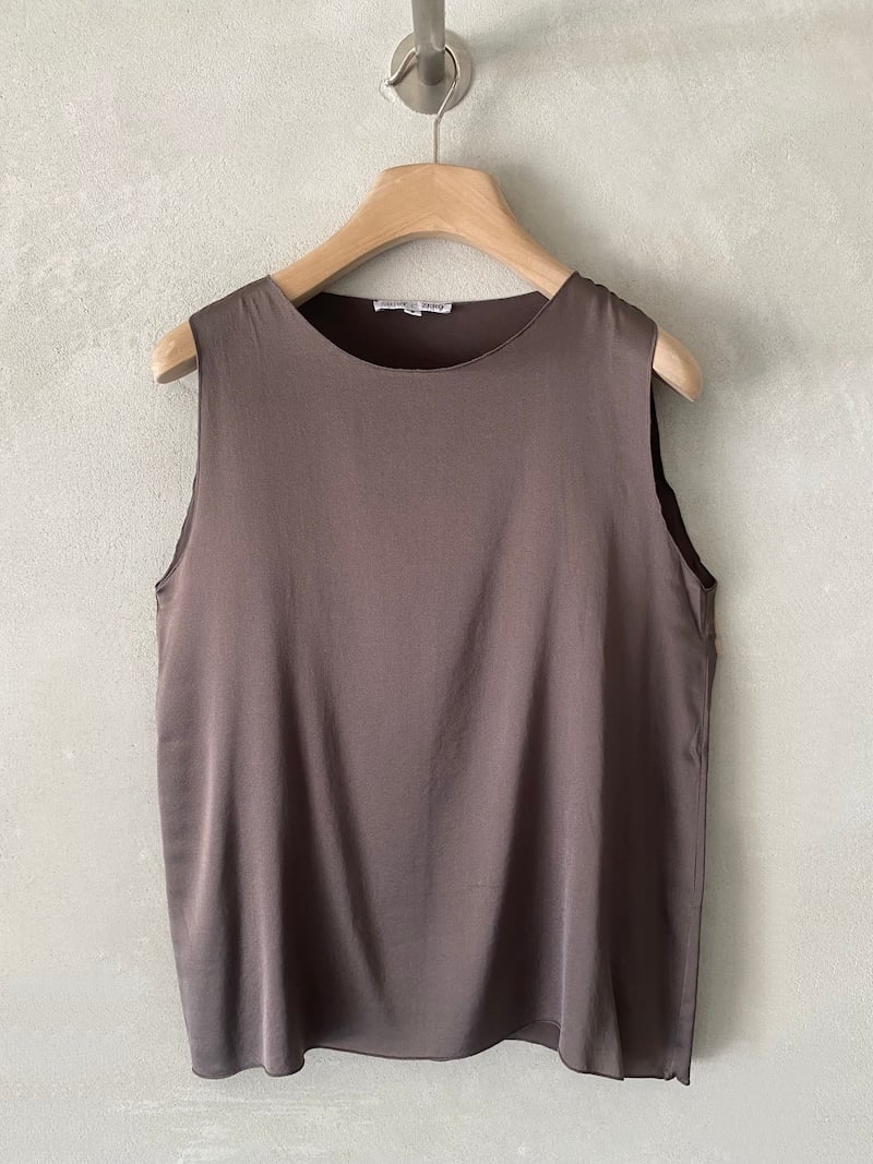 Top marrone senza maniche in raso di seta elasticizzato, con scollo tondo e linea leggermente svasata, Shirt C Zero.