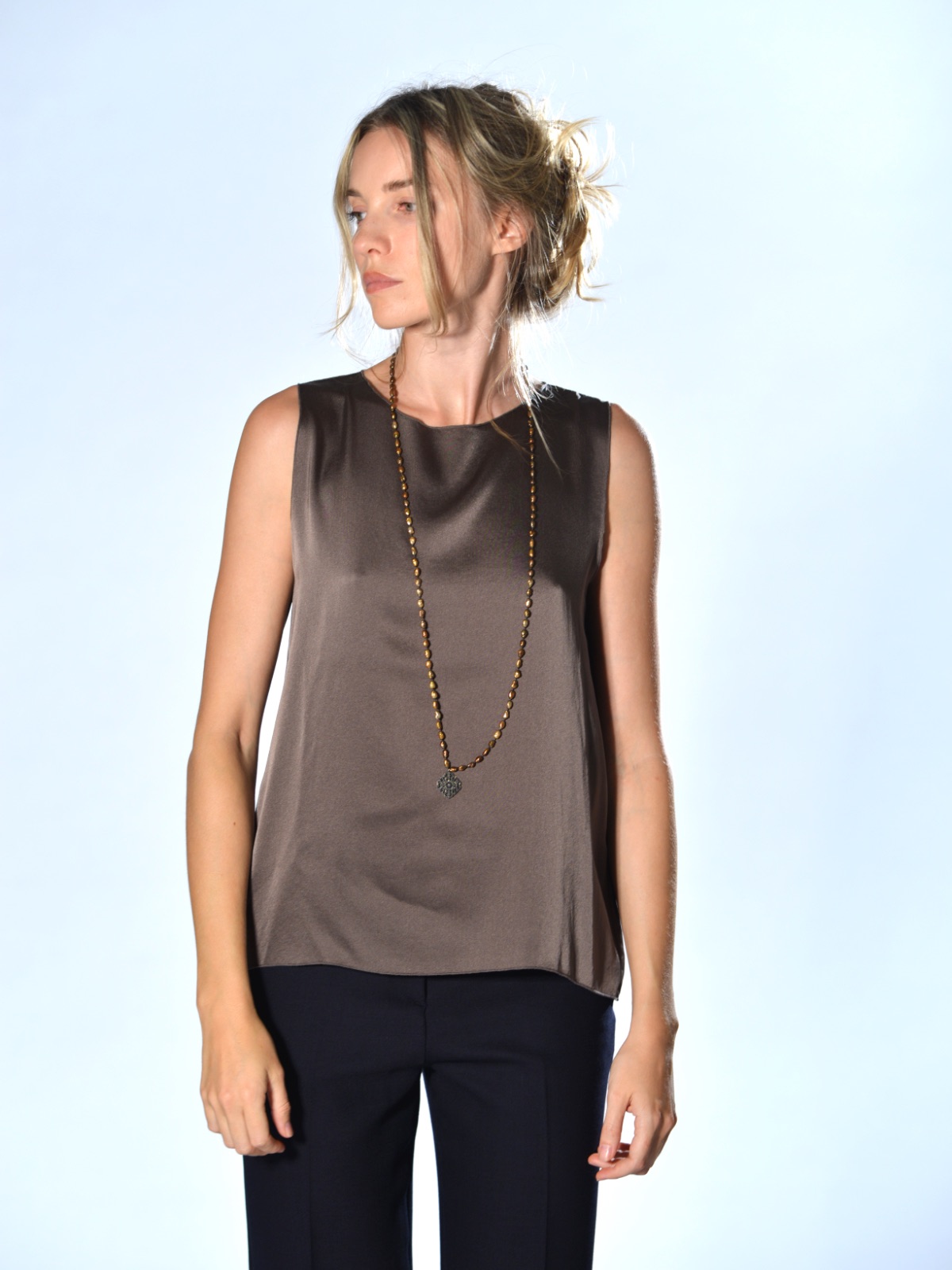 Top marrone senza maniche in raso di seta elasticizzato, con scollo tondo e linea leggermente svasata, Shirt C Zero.