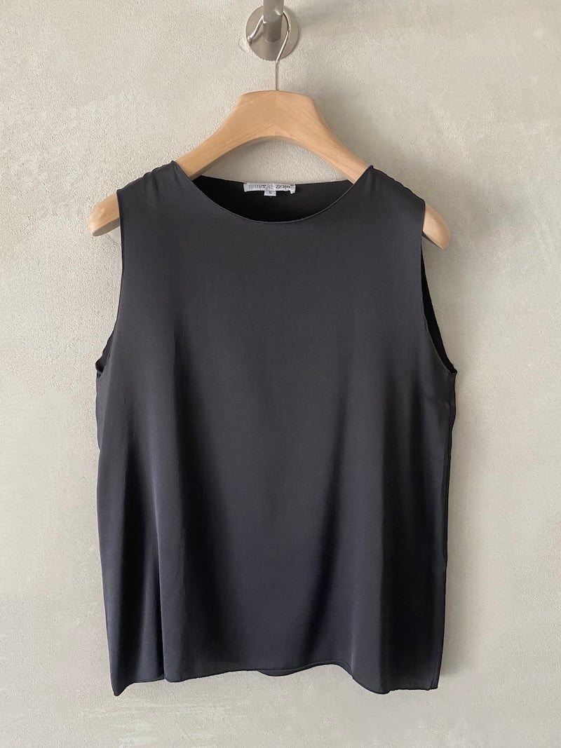 Top nero senza maniche in raso di seta elasticizzato, con scollo tondo e linea leggermente svasata, Shirt C Zero.