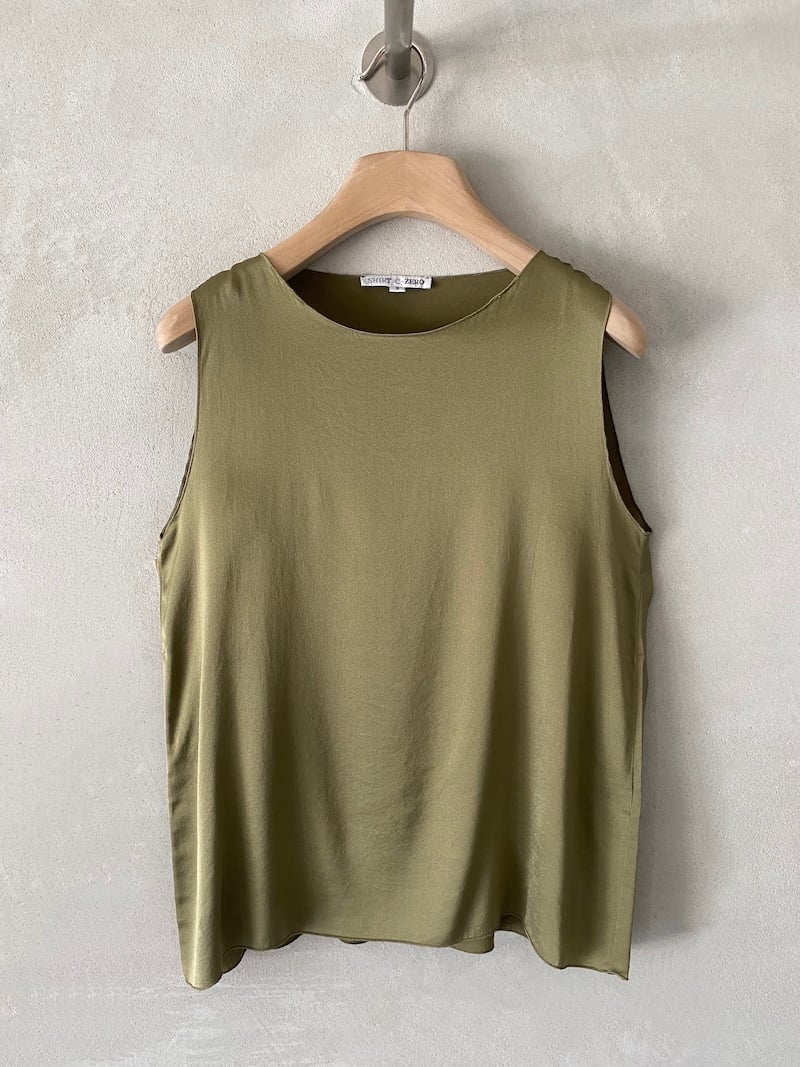 Top verde senza maniche in raso di seta elasticizzato, con scollo tondo e linea leggermente svasata, Shirt C Zero.