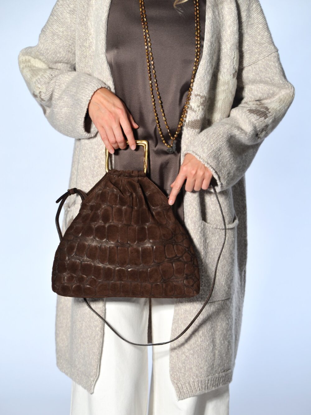 Borsa a mano in pelle effetto cocco color moro con struttura morbida a sacchetto, arricciatura superiore, manici quadrati in zama effetto gold e tracolla - AUTENTICA504