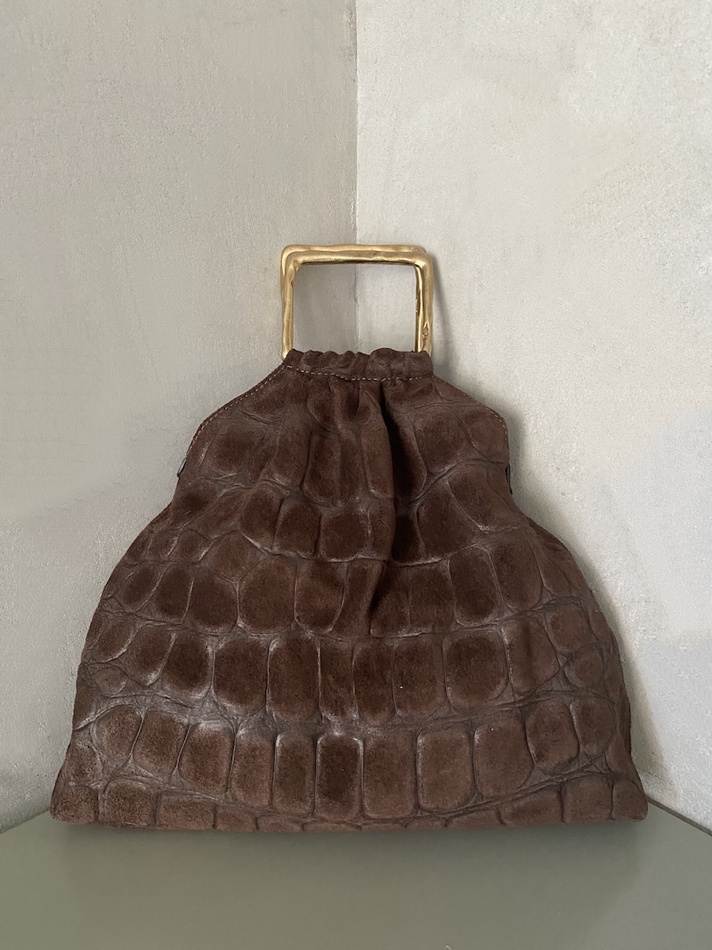 Borsa a mano in pelle effetto cocco color moro con struttura morbida a sacchetto, arricciatura superiore, manici quadrati in zama effetto gold e tracolla - AUTENTICA504