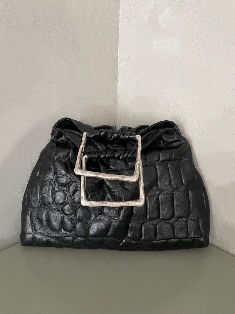 Borsa a mano in pelle effetto cocco con struttura morbida a sacchetto, arricciatura superiore, manici quadrati in zama effetto argento invecchiato e tracolla - AUTENTICA504