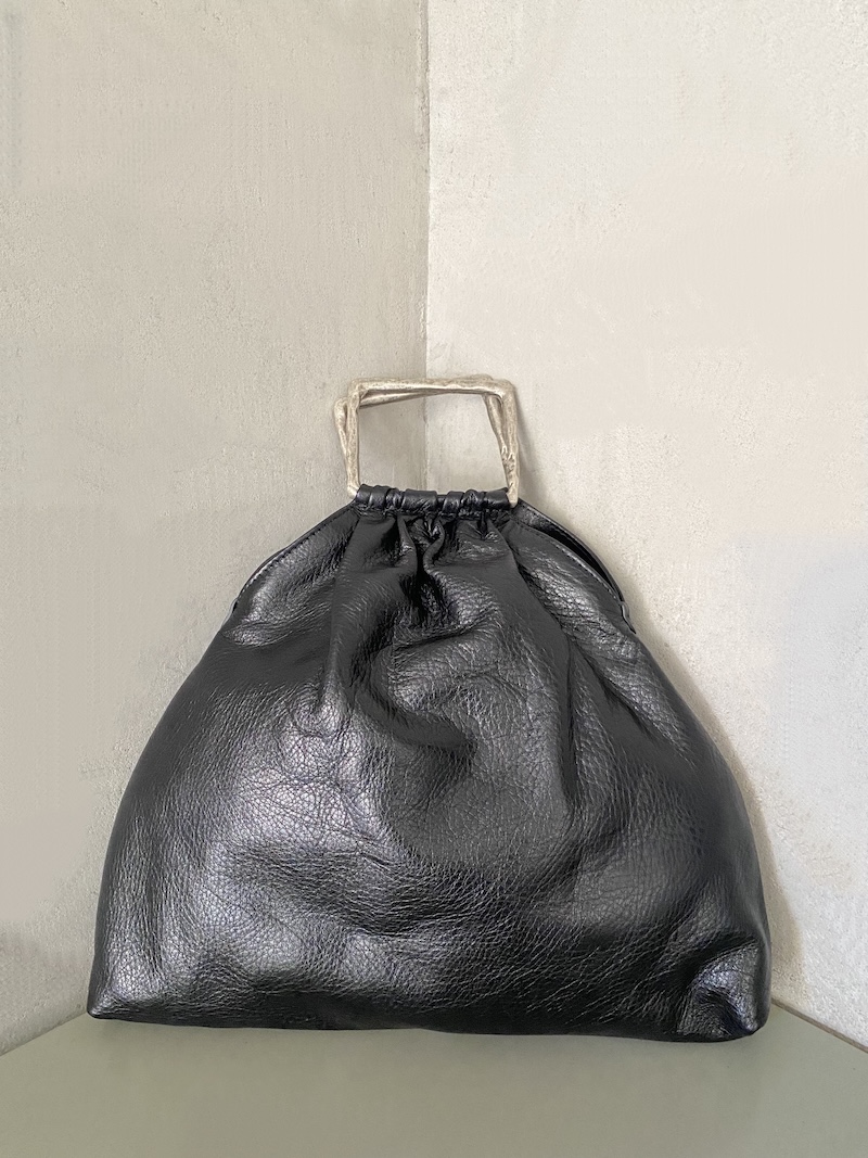 Borsa a mano in pelle nera con manici in zama argento invecchiato e tracolla - AUTENTICA504 1