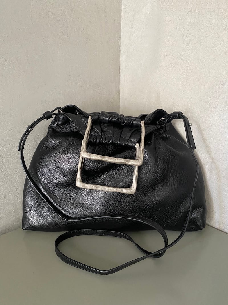 Borsa a mano in pelle nera con struttura morbida a sacchetto, arricciatura superiore, manici quadrati in zama effetto argento invecchiato e tracolla - AUTENTICA504