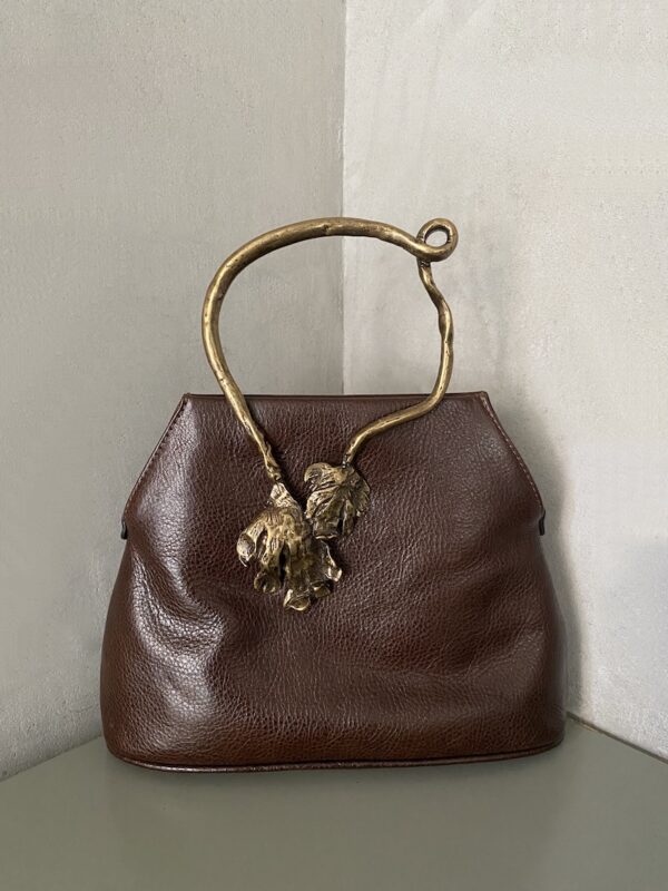 Borsa rettangolare in pelle color moro con struttura morbida, tracolla lunga ed elemento metallico rettangolare effetto gold - AUTENTICA504
