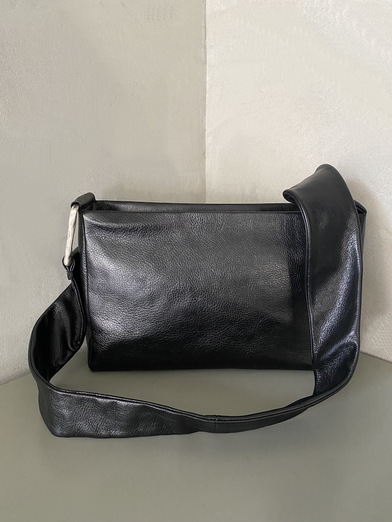 Rectangular black leather bag with shoulder strap and aged silver zamak detail - AUTENTICA504