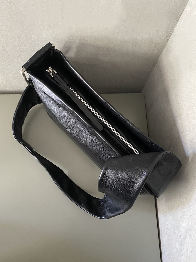 Rectangular black leather bag with shoulder strap and aged silver zamak detail - AUTENTICA504