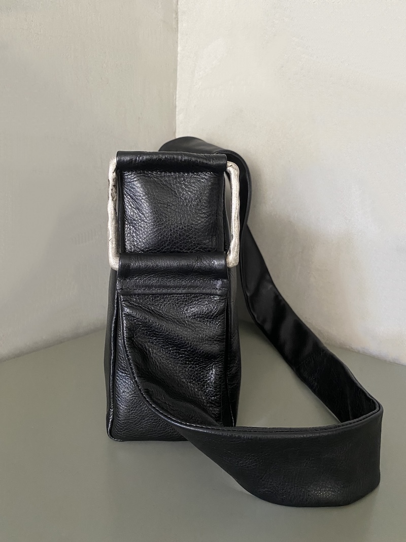 Rectangular black leather bag with shoulder strap and aged silver zamak detail - AUTENTICA504