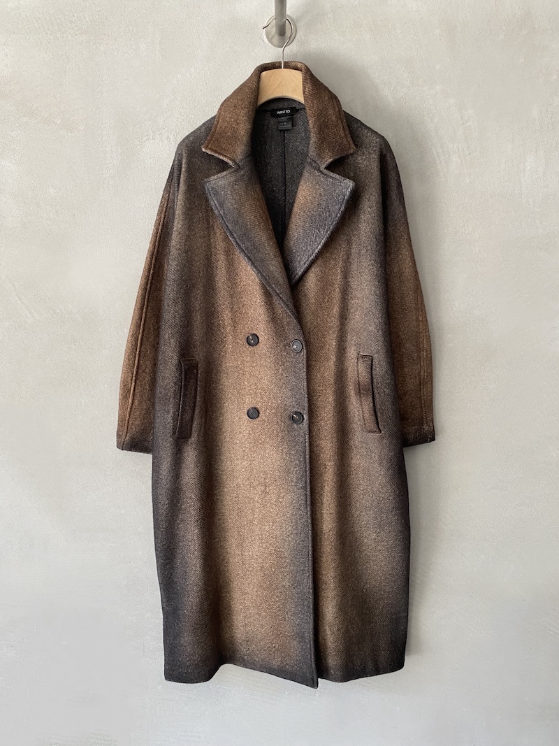 Cappotto cammello oversize sfoderato, dipinto a mano con effetto sfumato e linea ampia, Avant Toi.