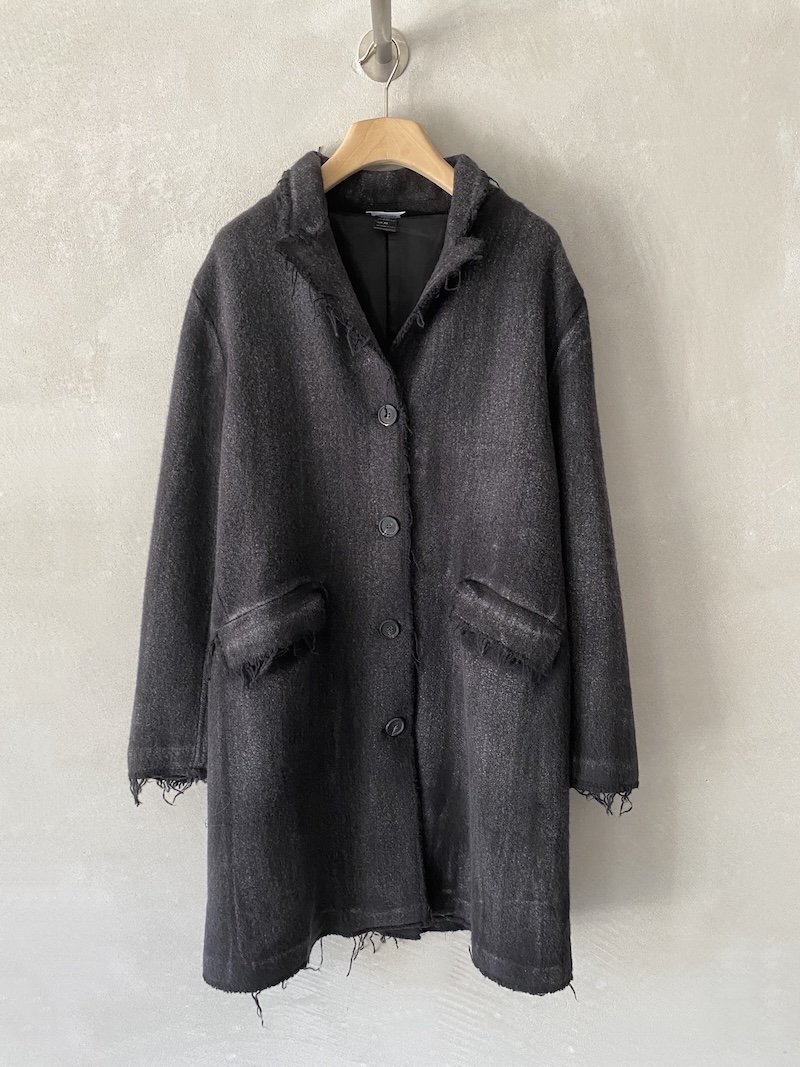 Cappotto grigio antracite oversize in lana, dipinto a mano con effetto sfumato, bordi sfrangiati e finiture a taglio vivo, Avant Toi.