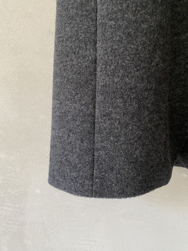 Cappotto lungo grigio in tessuto di lana con tasche a filetto e chiusura a bottoni - MARINA LARI 1