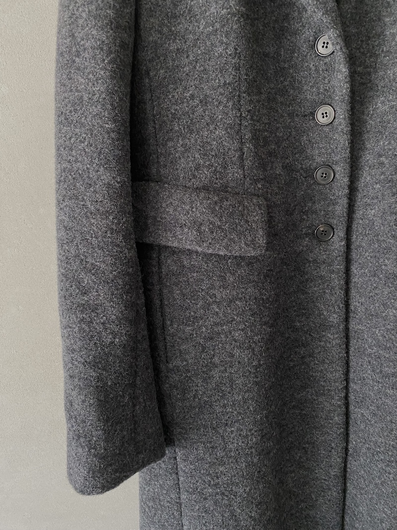 Cappotto lungo grigio in tessuto di lana con tasche a filetto e chiusura a bottoni - MARINA LARI 2