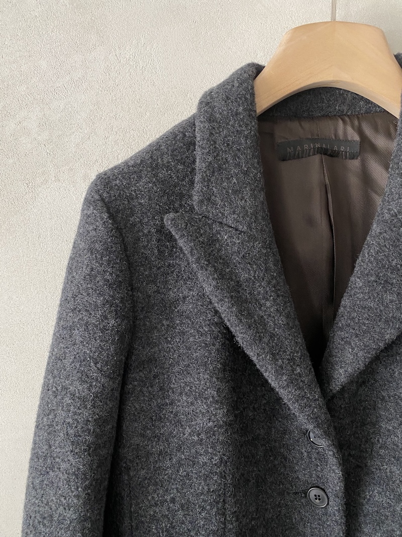 Cappotto lungo grigio in tessuto di lana con tasche a filetto e chiusura a bottoni - MARINA LARI 3