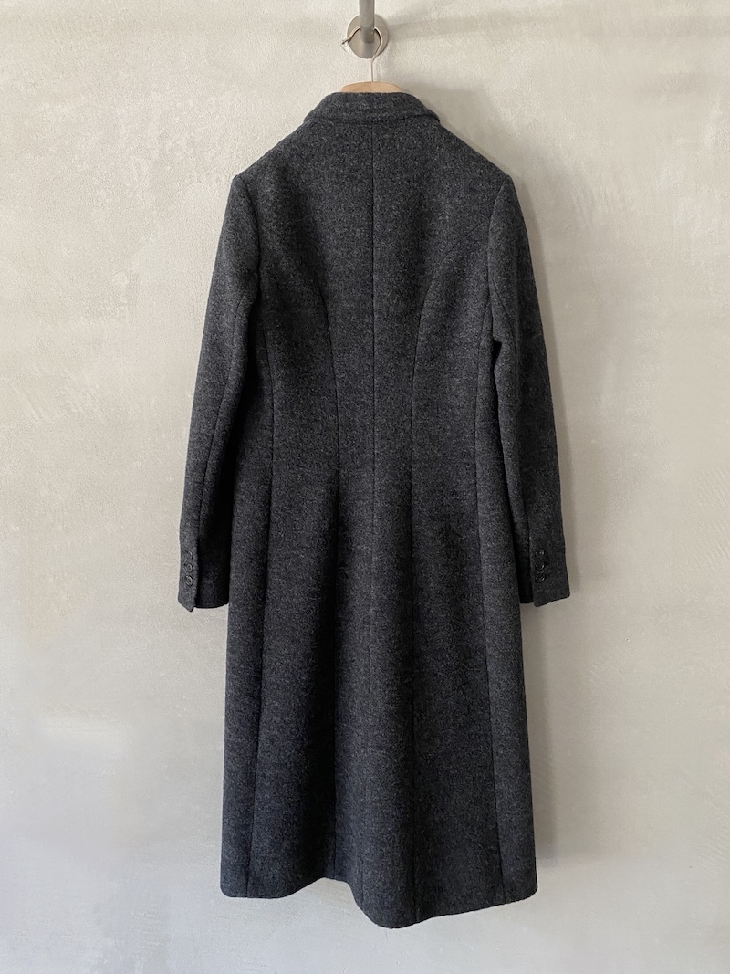 Cappotto lungo grigio in tessuto di lana con tasche a filetto e chiusura a bottoni - MARINA LARI 4