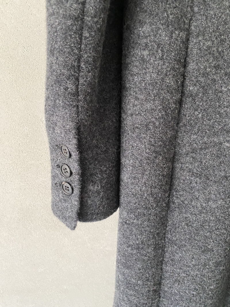 Cappotto lungo grigio in tessuto di lana con tasche a filetto e chiusura a bottoni - MARINA LARI 5