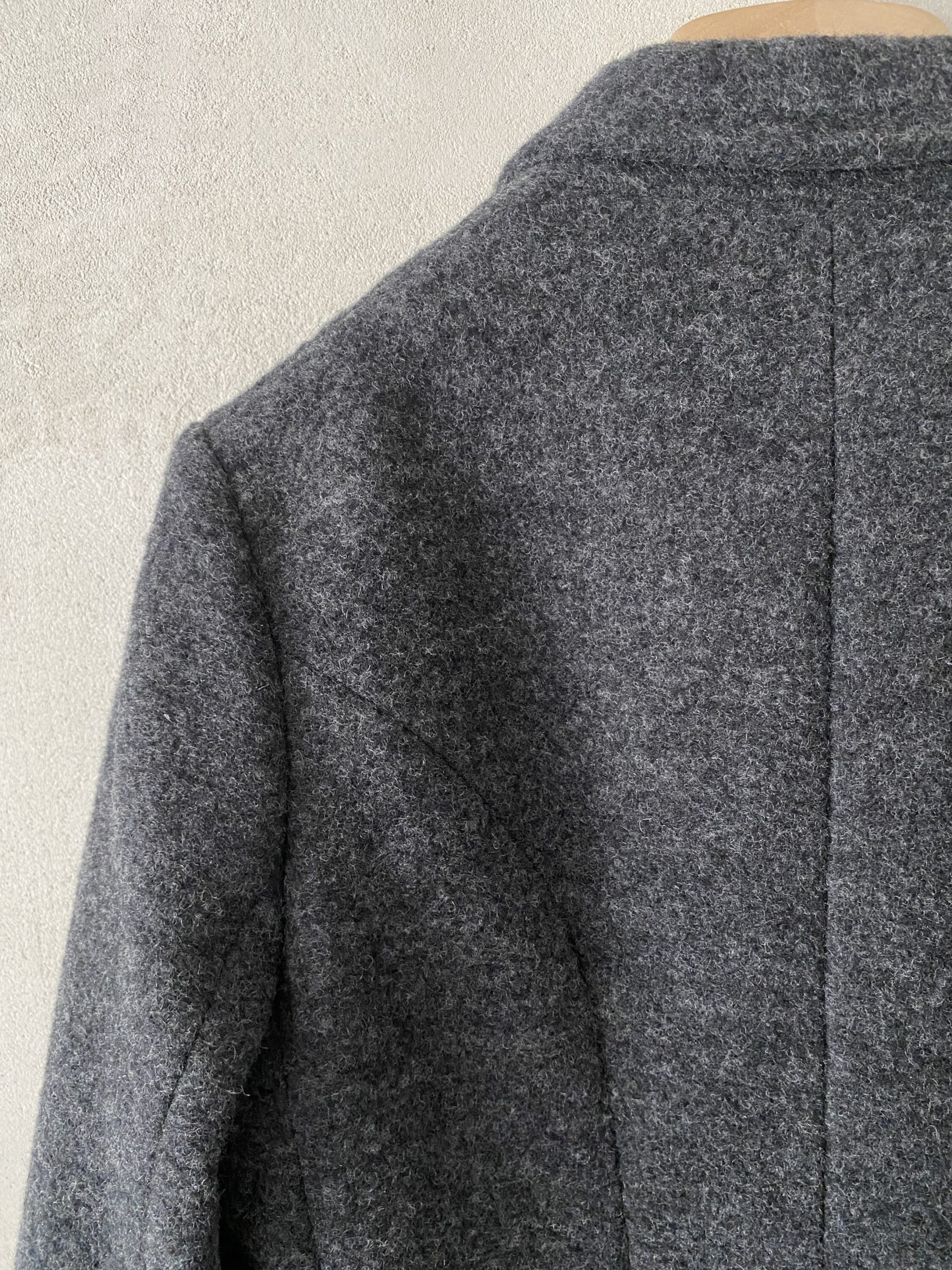 Cappotto lungo grigio in tessuto di lana con tasche a filetto e chiusura a bottoni - MARINA LARI 6