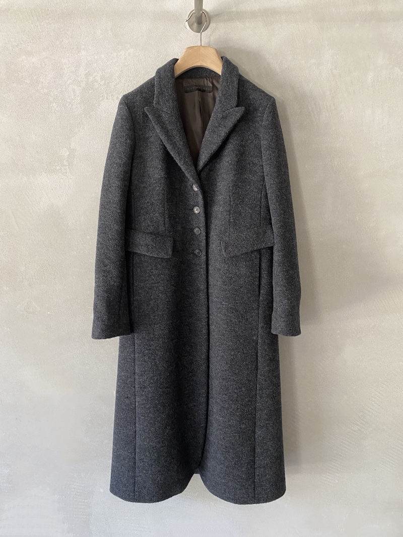 Cappotto lungo grigio in tessuto di lana con tasche a filetto e chiusura a bottoni - MARINA LARI Cappotto lungo in tessuto di lana completamente foderato con chiusura a bottoni, tasche a filetto con patta e tasche laterali colore grigio - MARINA LARI