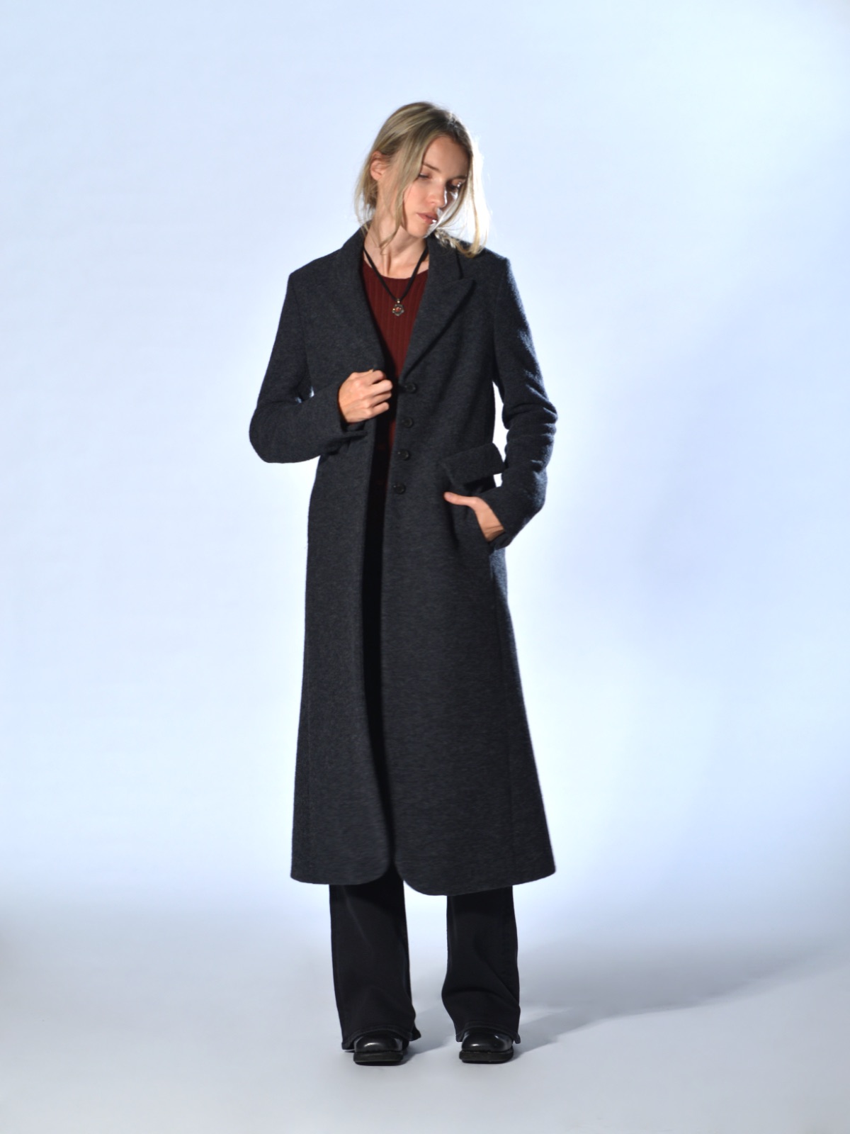 Cappotto lungo in tessuto di lana completamente foderato con chiusura a bottoni, tasche a filetto con patta e tasche laterali colore grigio - MARINA LARI