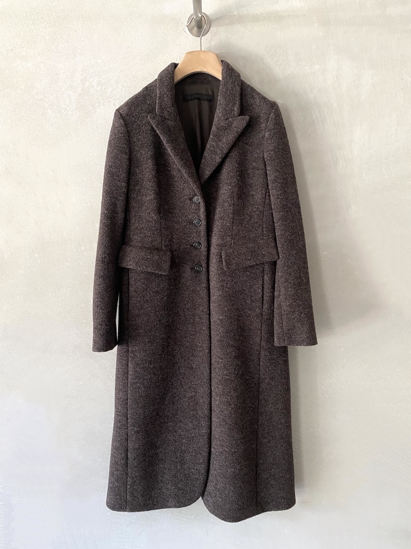 Cappotto lungo in tessuto di lana completamente foderato con chiusura a bottoni, tasche a filetto con patta e tasche laterali colore marrone - MARINA LARI