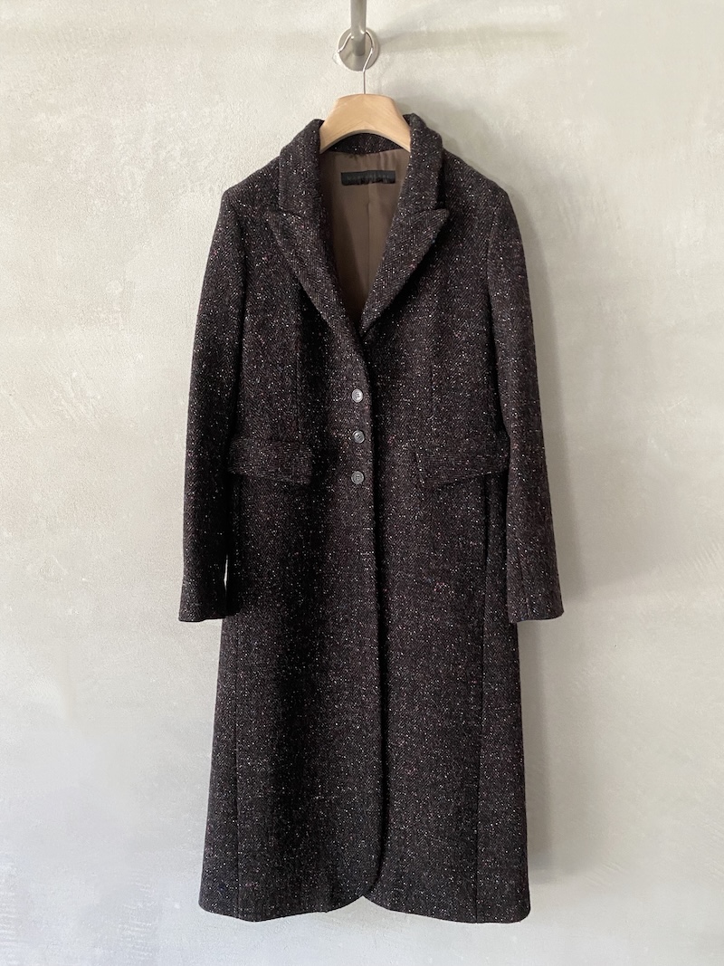 Cappotto lungo in tweed di lana con lavorazione a spina di pesce e filati multicolore, tasche con patta e chiusura con bottoni colore marrone - MARINA LARI
