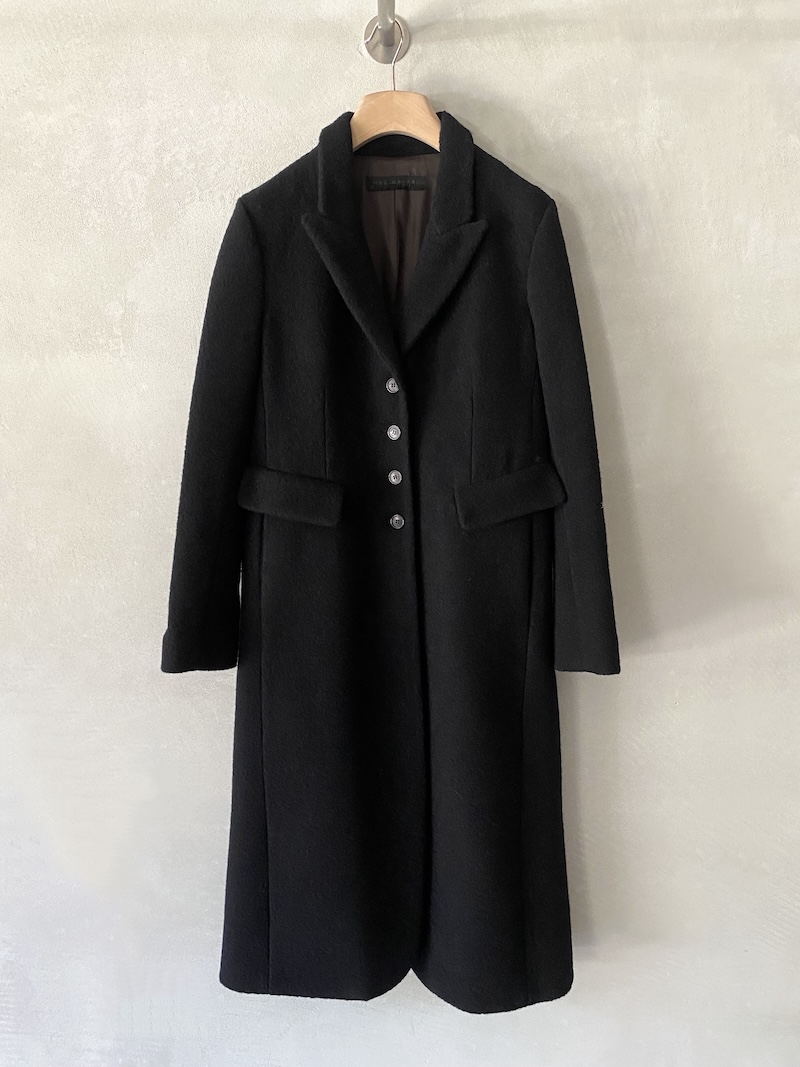 Cappotto lungo in tessuto di lana completamente foderato con chiusura a bottoni, tasche a filetto con patta e tasche laterali colore nero - MARINA LARI