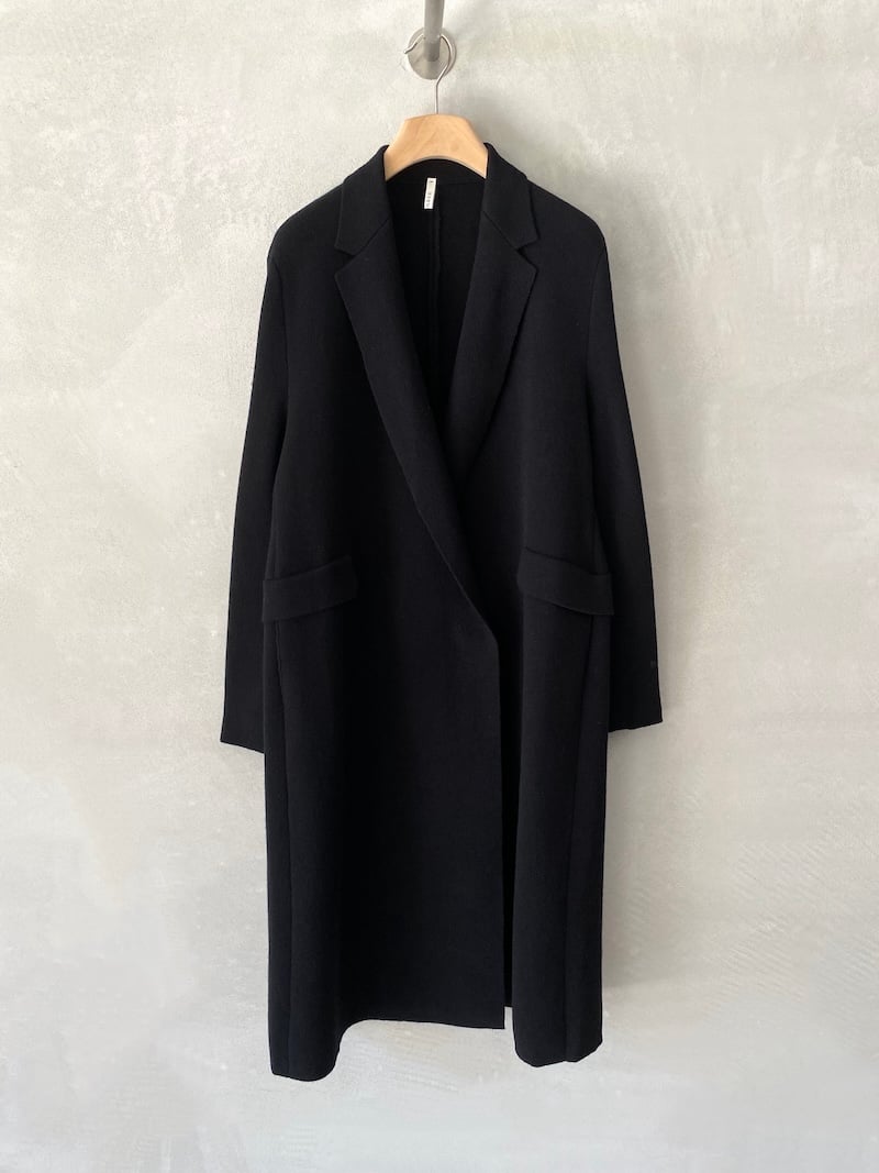 Cappotto nero oversize in maglieria di lana e cashmere Boboutic Cappotto nero oversize in maglieria di lana e cashmere, aperto sul davanti, con ampi revers e spacco posteriore, Boboutic.