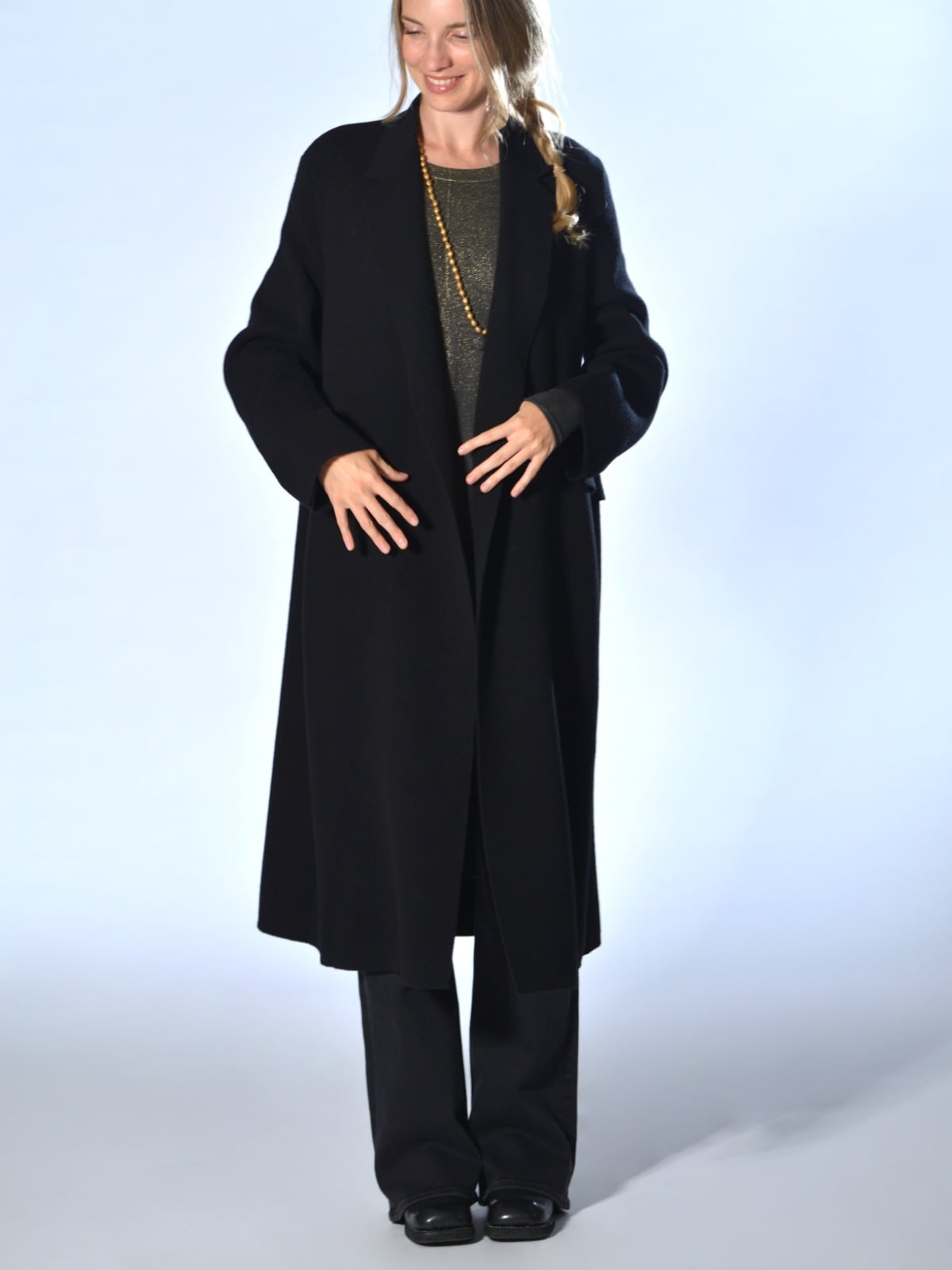 Cappotto nero oversize in maglieria di lana e cashmere, aperto sul davanti, con ampi revers e spacco posteriore, Boboutic.