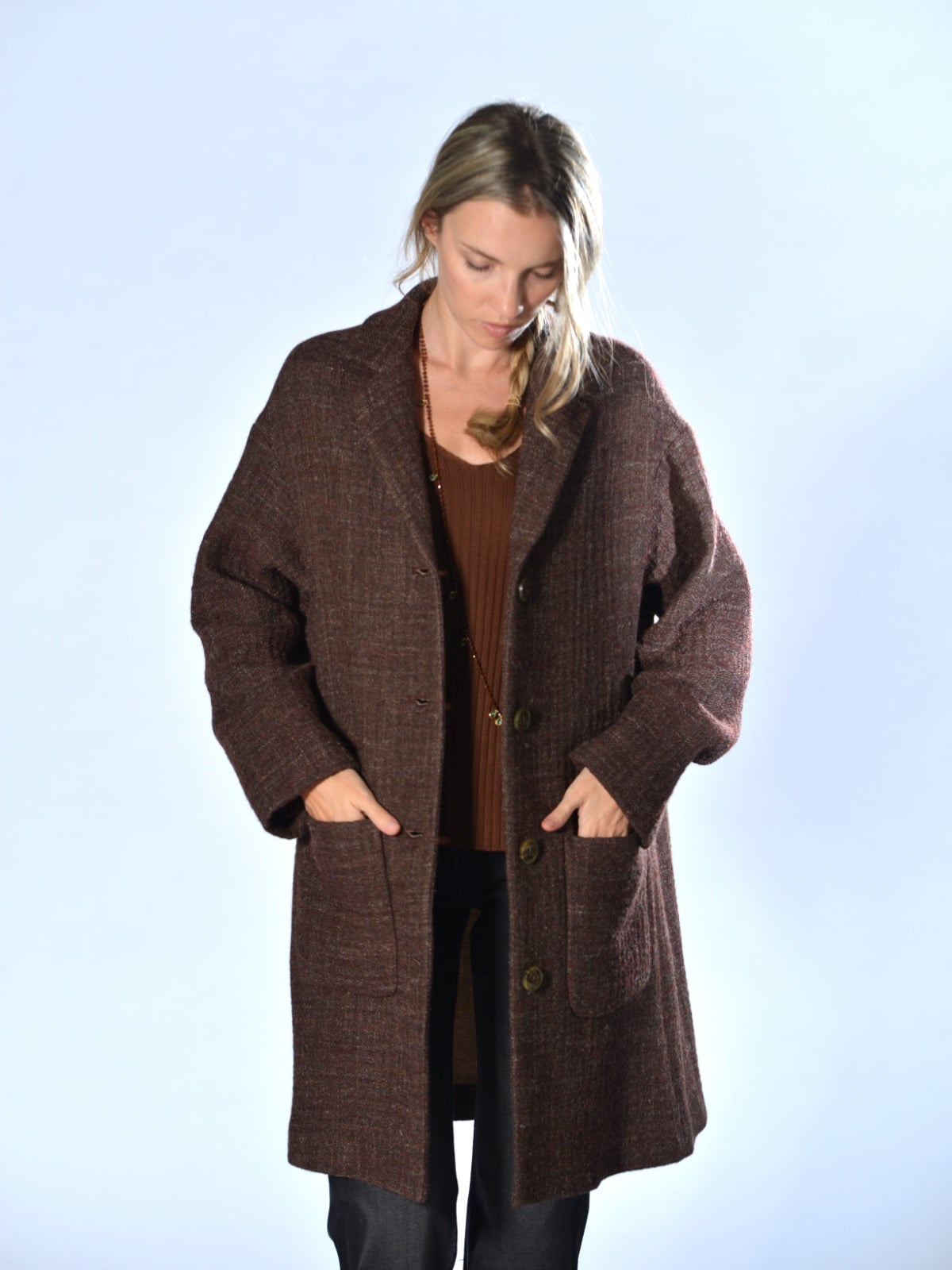 Cappotto over in tweed di lana e fibre miste mélange con trama irregolare e materica, revers classico e tasche applicate colore marsala - KILTIE