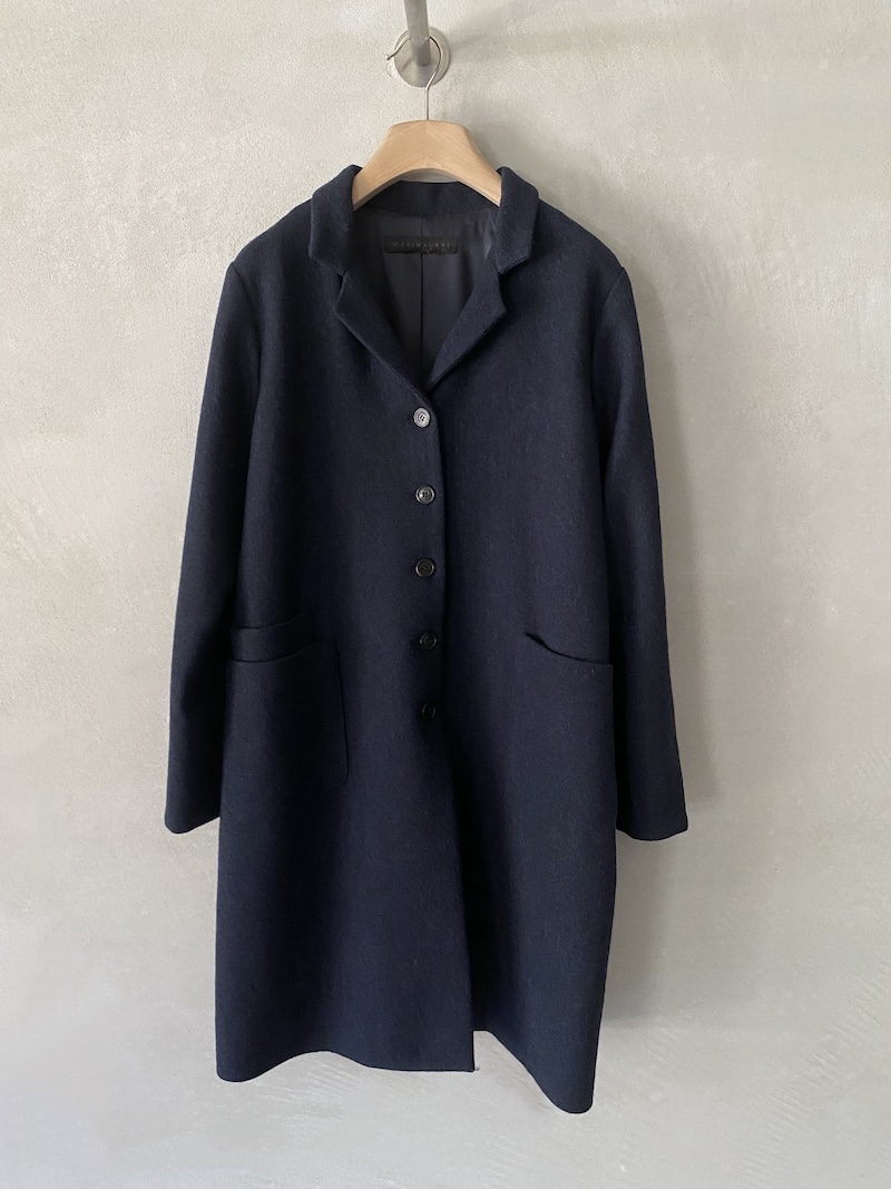 Cappotto oversize in lana con revers classico, chiusura monopetto a cinque bottoni e ampie tasche applicate colore blu - MARINA LARI