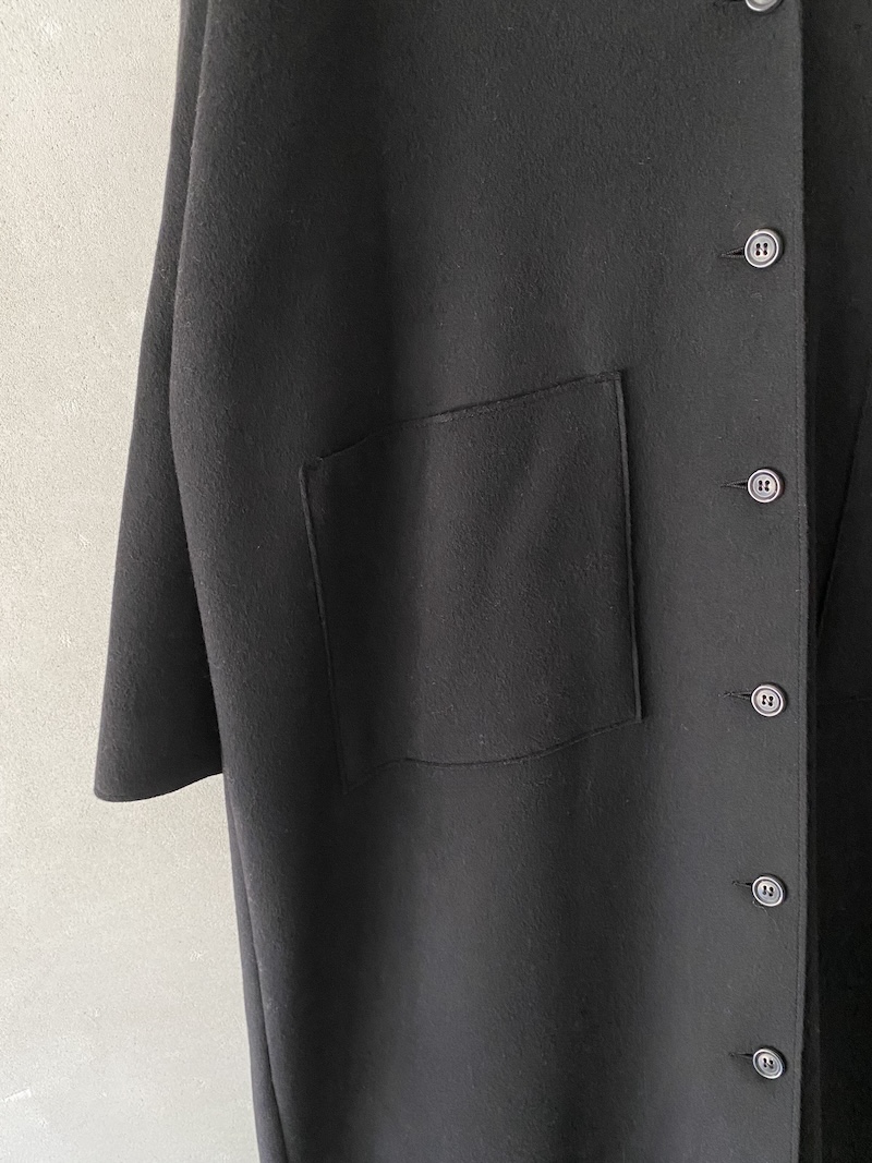 Cappotto oversize nero in lana vergine e cashmere con bordi a taglio vivo - APUNTOB 1