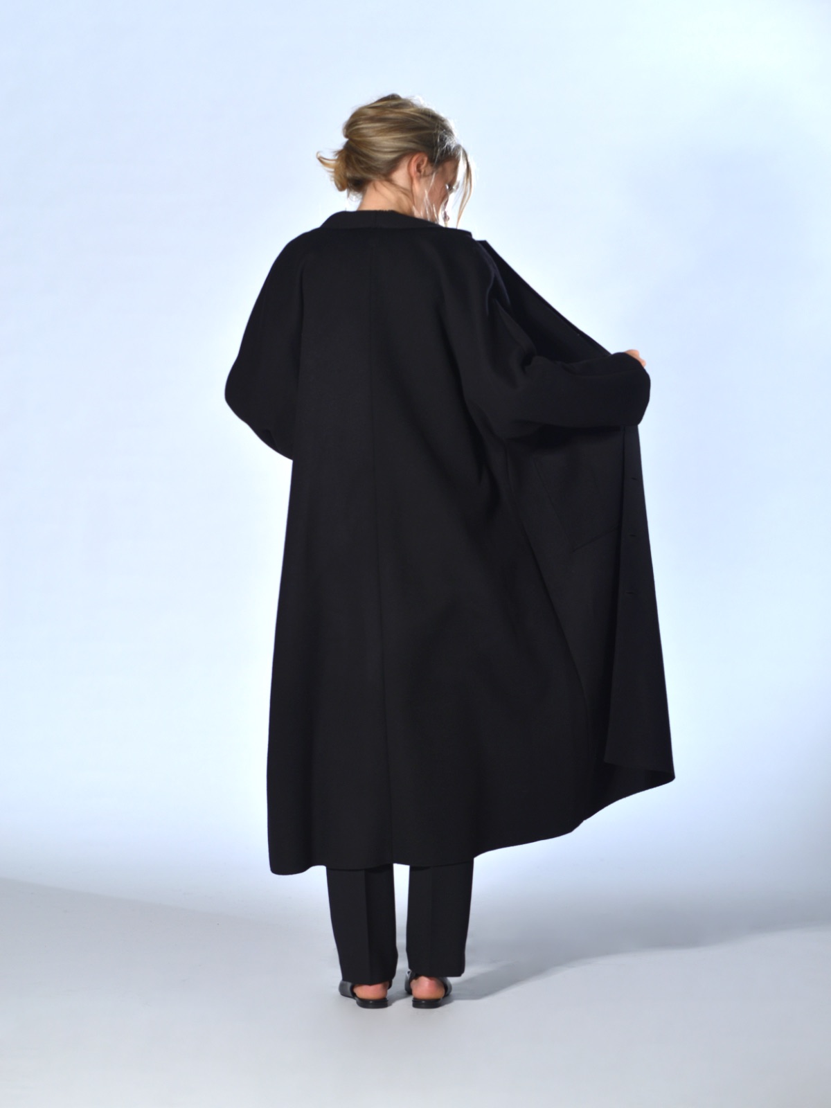 Cappotto oversize nero in lana vergine e cashmere con bordi a taglio vivo - APUNTOB 2