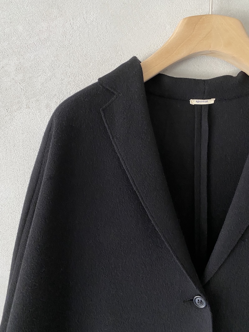 Cappotto oversize nero in lana vergine e cashmere con bordi a taglio vivo - APUNTOB 3