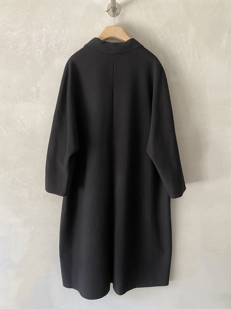 Cappotto oversize nero in lana vergine e cashmere con bordi a taglio vivo - APUNTOB 4