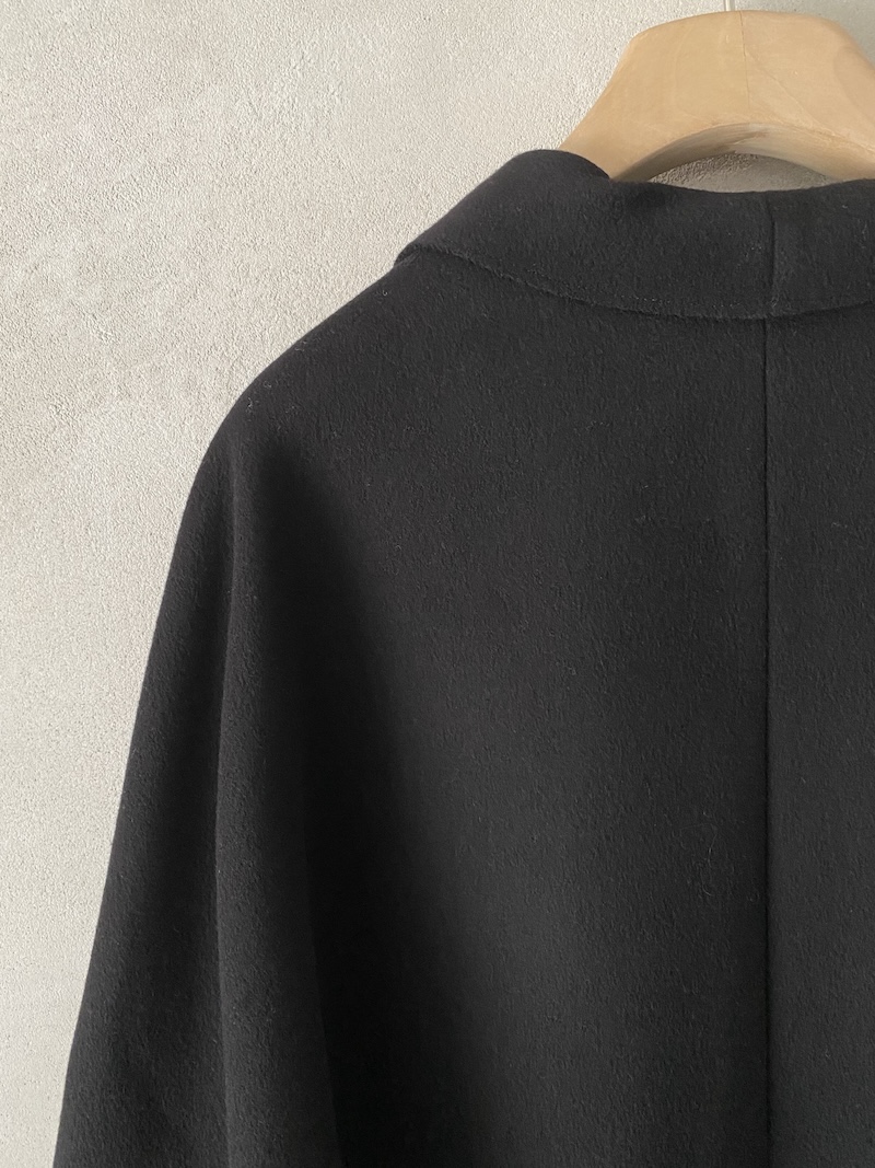 Cappotto oversize nero in lana vergine e cashmere con bordi a taglio vivo - APUNTOB 5