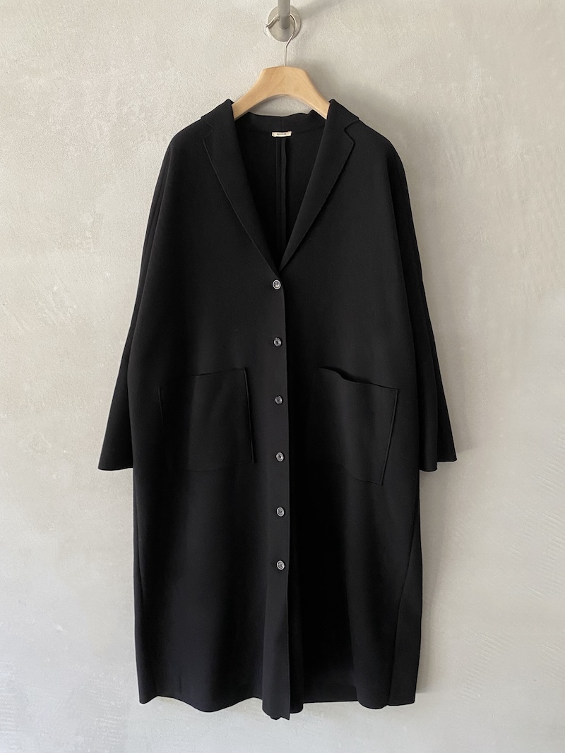 Cappotto oversize nero in lana vergine e cashmere con bordi a taglio vivo - APUNTOB Cappotto oversize in lana vergine e cashmere sfoderato con revers classico, chiusura monopetto a sei bottoni e bordi a taglio vivo colore nero - APUNTOB