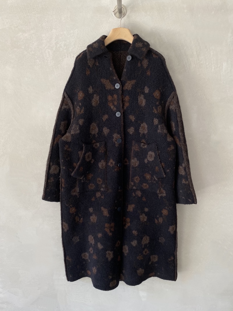 Cappotto reversibile blu oversize in maglieria, con un lato floreale, uno mélange e ampie tasche applicate, Boboutic.