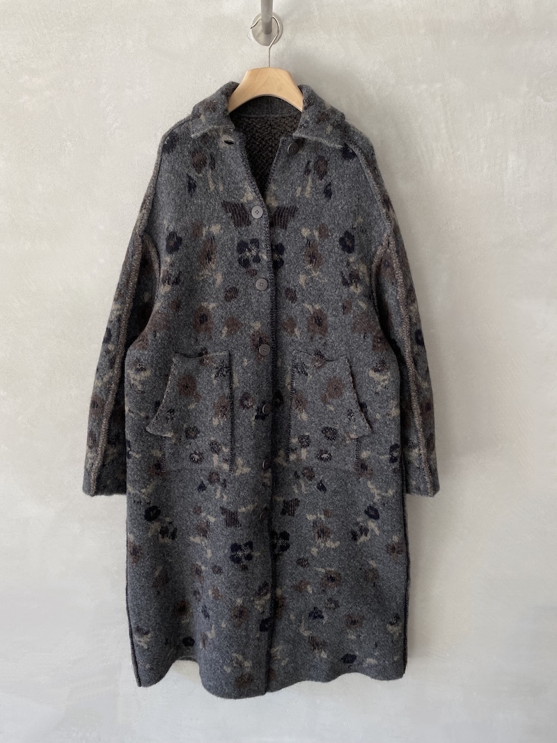 Cappotto reversibile grigio oversize in maglieria, con un lato floreale, uno mélange e ampie tasche applicate, Boboutic.