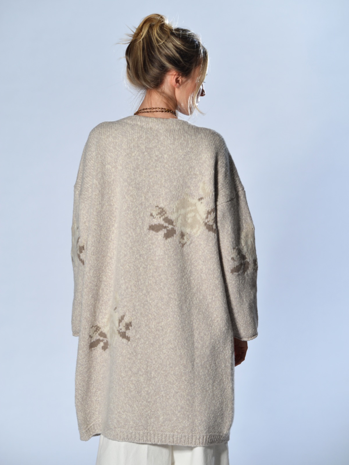Cardigan lungo bianco in lana merino chiné con intarsi floreali Marina Lari 2